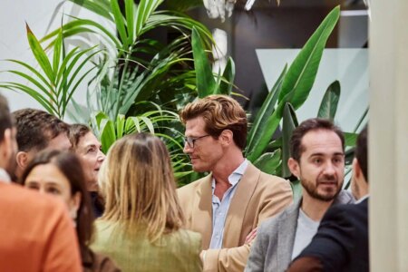Público en el cocktail tras la charla de Studiopepe