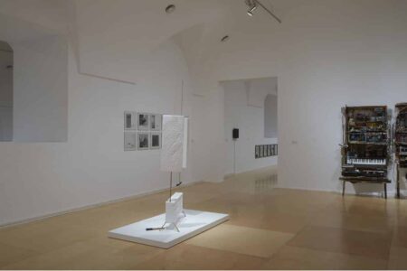 Vista de sala de la exposición. Arte en sonido hasta 1980. Fotografía: Joaquín Cortés/Román Lores. Archivo fotográfico del Museo Reina Sofía. | disonata roomdiseno