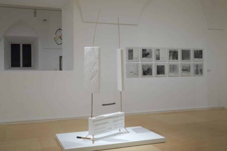 Vista de sala de la exposición. Arte en sonido hasta 1980. Fotografía: Joaquín Cortés/Román Lores. Archivo fotográfico del Museo Reina Sofía. | disonata roomdiseno1