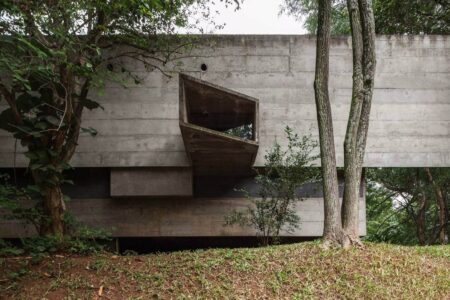 Casa en Butantã. Paulo Mendes da Rocha + João de Gennaro. Arquitectura en Brasil | exterior de la casa en butanta de mendes da rocha_87372a37_1500x930