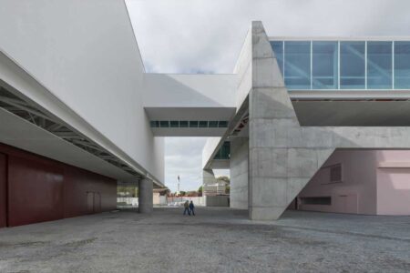 Museu dos Coches / Paulo Mendes da Rocha + MMBB Arquitetos + Bak Gordon Arquitectos. Arquitectura en Brasil | exterior del museu dos coches de lisboa