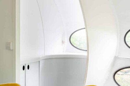 Futuro House. casa OVNI. casa portátil. Craig Barnes | futuro house8 roomdiseno