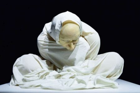 Untitled (Man in a Sheet). Ron Mueck. Esculturas hiperrealistas. Musée Maillol de París | hyperrealisme16 ron mueck untitled man in a sheet
