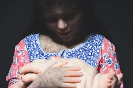 The Comforter. Patricia Piccinini. Esculturas hiperrealistas. Musée Maillol de París | hyperrealisme18 patricia piccinini the comforter