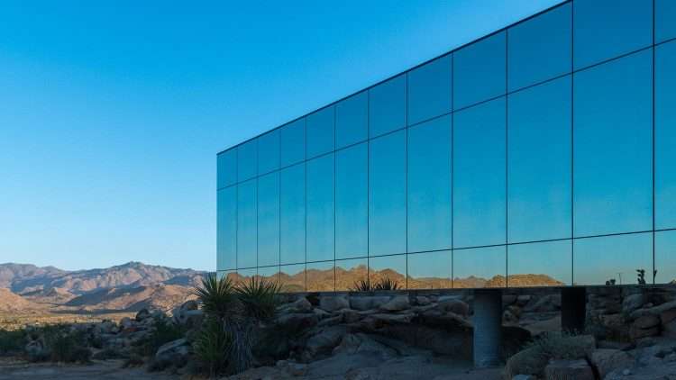 Invisible House. Casa Invisible Para Habitar El Espejo De La Tierra