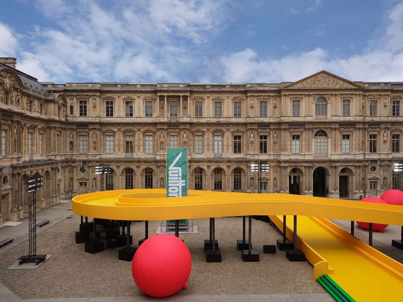 Vídeo: El viaje en el tiempo de Louis Vuitton FW21 en El Louvre de París