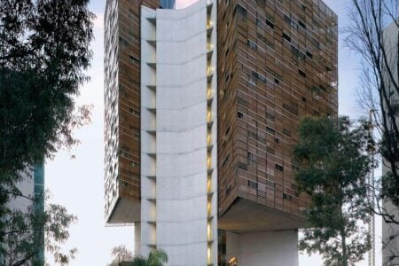 Museo ICO. Carme Pinos. Torre de oficinas Cube, 2002-2005, Guadalajara (México). Carme Pinós - Escenario Para la Vida. Fotografía por Duccio Malagamba | metalocus_carme pinos_escenarios para la vida_08