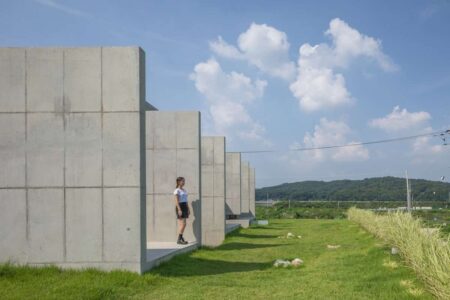 Campo de arroz. arquitectura brutalista. bloques de hormigón. non space. on architects | on architecture7