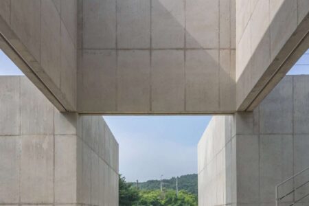 Campo de arroz. arquitectura brutalista. bloques de hormigón. non space. on architects | on architecture8