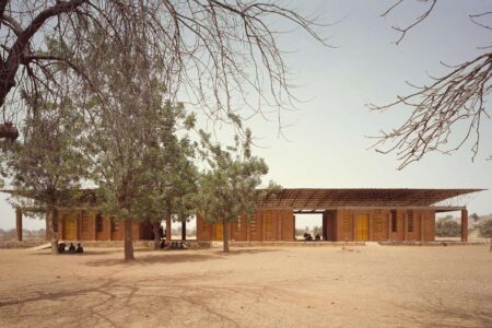Escuela Primaria de Gando. Diébédo Francis Kéré. Foto: Erik Jan Ouwerkerk. Diébédo Francis Kéré. Premio Pritzker 2022 | portada_5__simeon_duchoud