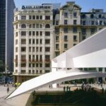 Pórtico metálico de la Praça do Patriarca. Paulo Mendes da Rocha. Arquitectura en Brasil | portico metalico de la praca do patriarca disenado por mendes da rocha