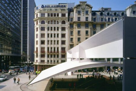 Pórtico metálico de la Praça do Patriarca. Paulo Mendes da Rocha. Arquitectura en Brasil | portico metalico de la praca do patriarca disenado por mendes da rocha
