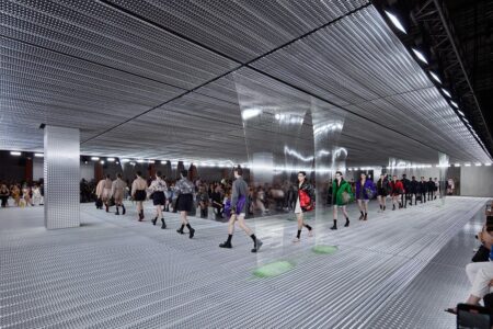 Fluid Form. Prada S/S 2024. Slime transparente. OMA | prada spring summer 2024 amo roomdiseno1
