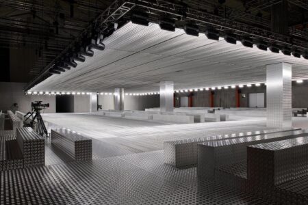 Fluid Form. Prada S/S 2024. Slime transparente. OMA | prada spring summer 2024 amo roomdiseno16