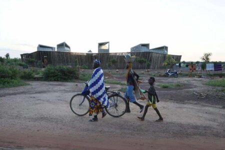 Escuela Secundaria Lycee Schorg. Diébédo Francis Kéré. Premio Pritzker 2022 | schorge_school_fka_3687