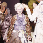 Vivienne Westdood en el desfile de su colección 