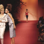 Karen Mulder y Chrystèle Saint-Louis Augustin presentan la colección de Westwood de 1996, en París. | vivienne_westwood roomdiseno17