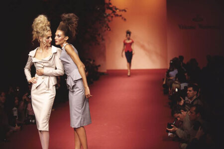 Karen Mulder y Chrystèle Saint-Louis Augustin presentan la colección de Westwood de 1996, en París. | vivienne_westwood roomdiseno17