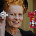Vivienne Westwood muestra su insignia de dama, el 9 de junio de 2006. | vivienne_westwood roomdiseno18