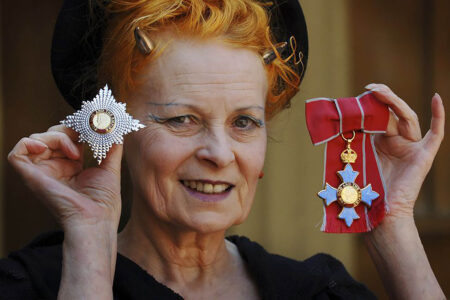 Vivienne Westwood muestra su insignia de dama, el 9 de junio de 2006. | vivienne_westwood roomdiseno18