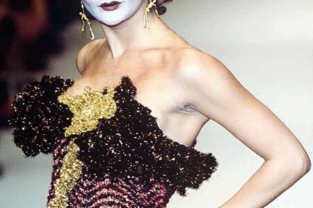 Helena Christensen en la pasarela de la colección 