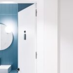 hotel Bienvenir. Hotel en Madrid. Hotel art decó. Estudio Wanna | wanna_hotel_bienvenir_madrid_bathroom_signage_esther_mengual_cathy_figueiredo_1