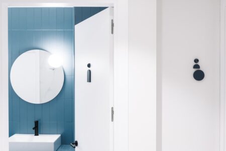 hotel Bienvenir. Hotel en Madrid. Hotel art decó. Estudio Wanna | wanna_hotel_bienvenir_madrid_bathroom_signage_esther_mengual_cathy_figueiredo_1