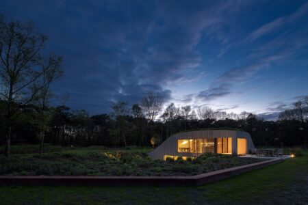 Casa enterrada en Eindhoven. WillemsenU | willemsenu13