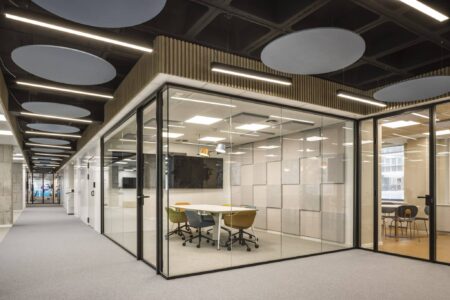 Destudio-spin-master-offices-02-meeting-room-acoustic-panels-079d76a8-3