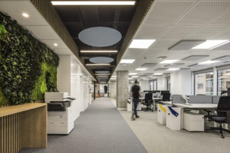 Destudio-spin-master-offices-04-corridor-green-wall-reprography-b60e4e8d-3