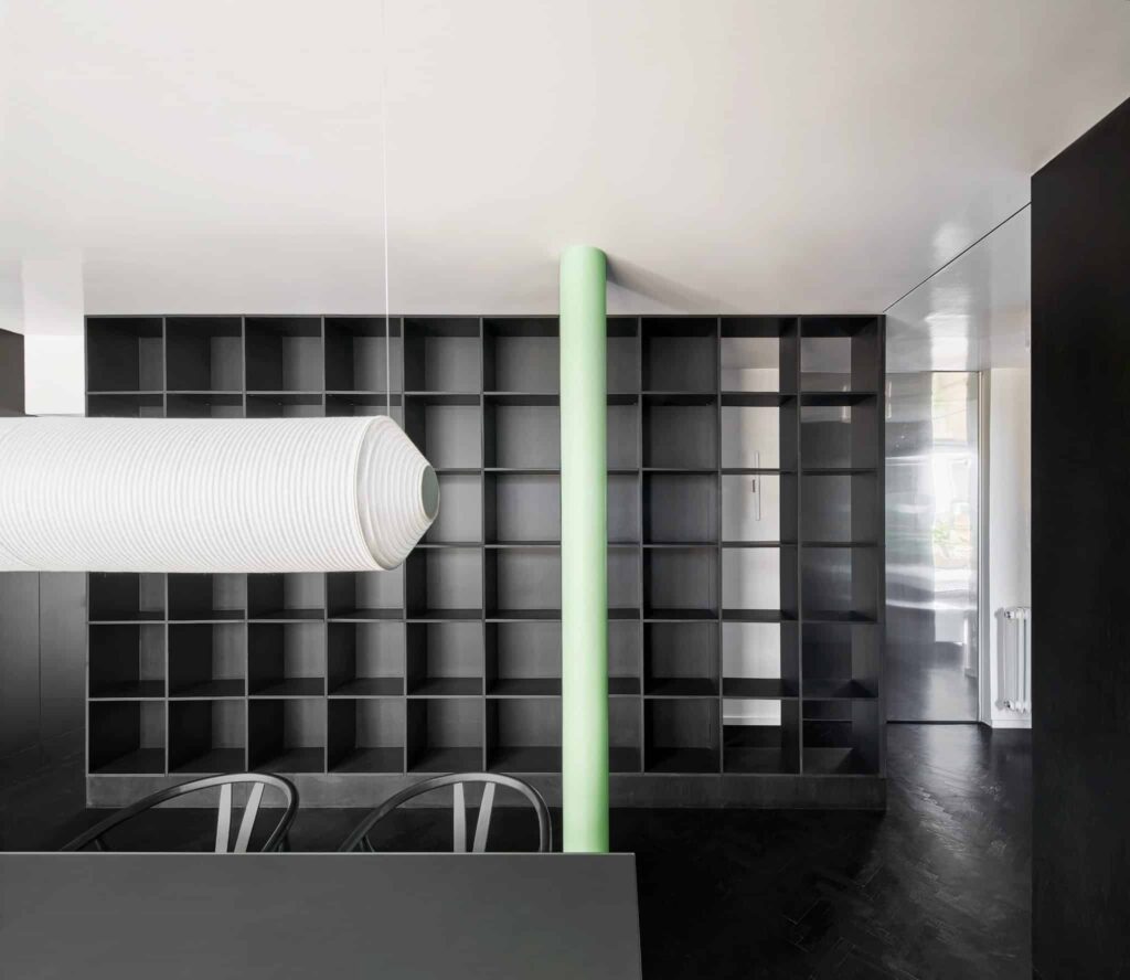 Reforma de un piso con muebles hechos a medida en color negro por el estudio Jaime Prous-c146cac6