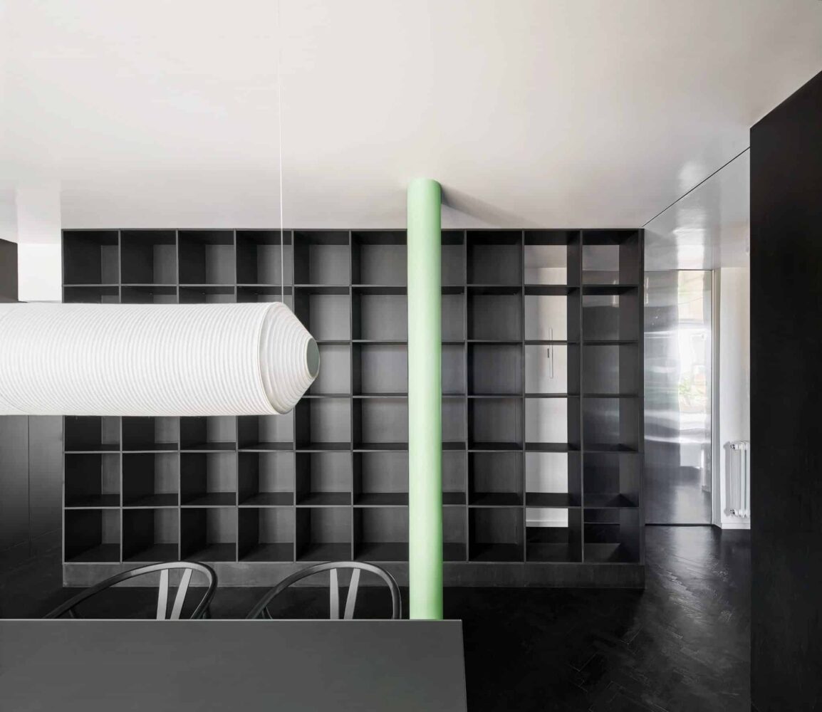 Reforma de un piso con muebles hechos a medida en color negro por el estudio Jaime Prous-c146cac6