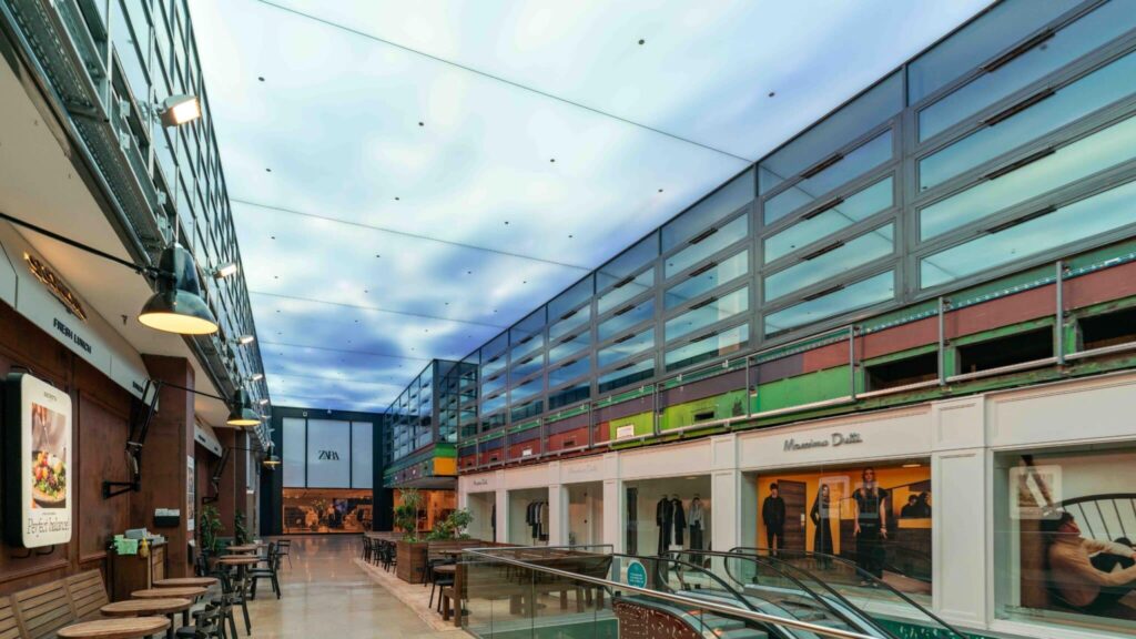 Centro comercial L'illa by leddream-ad8afea3