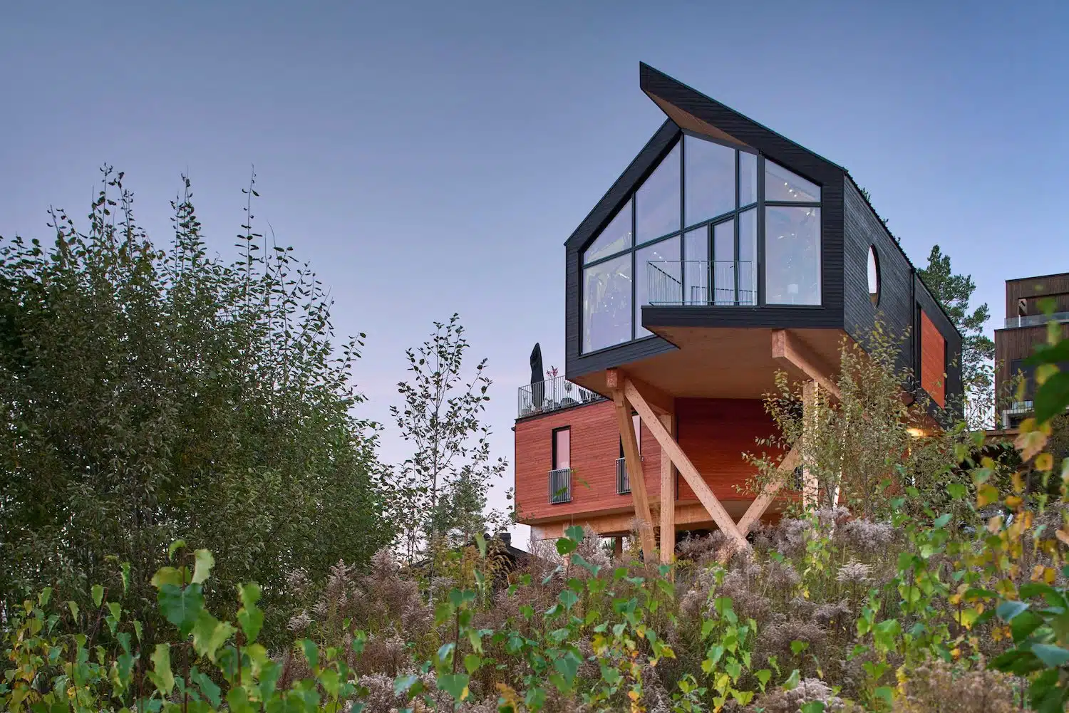Dokka House. La casa en el árbol que Snøhetta ha proyectado sobre una colina de Kongsberg