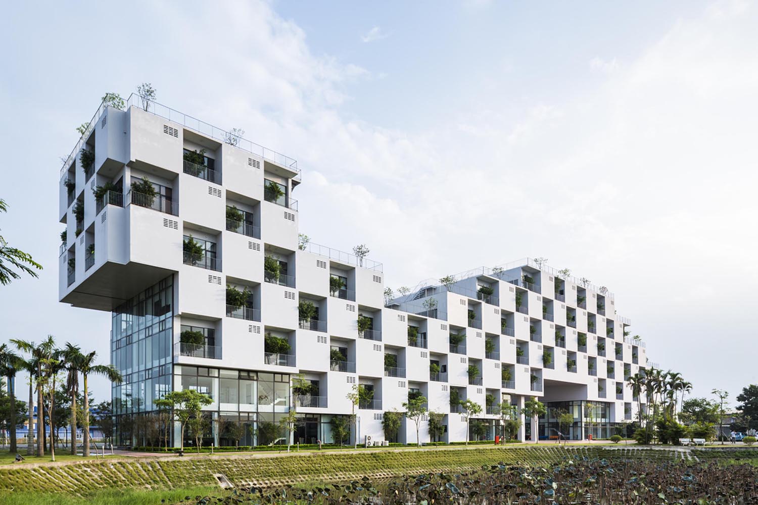 Administrative Building of FPT University. Hanoi. Võ Trọng Nghĩa Architects. Arquitectura sostenible