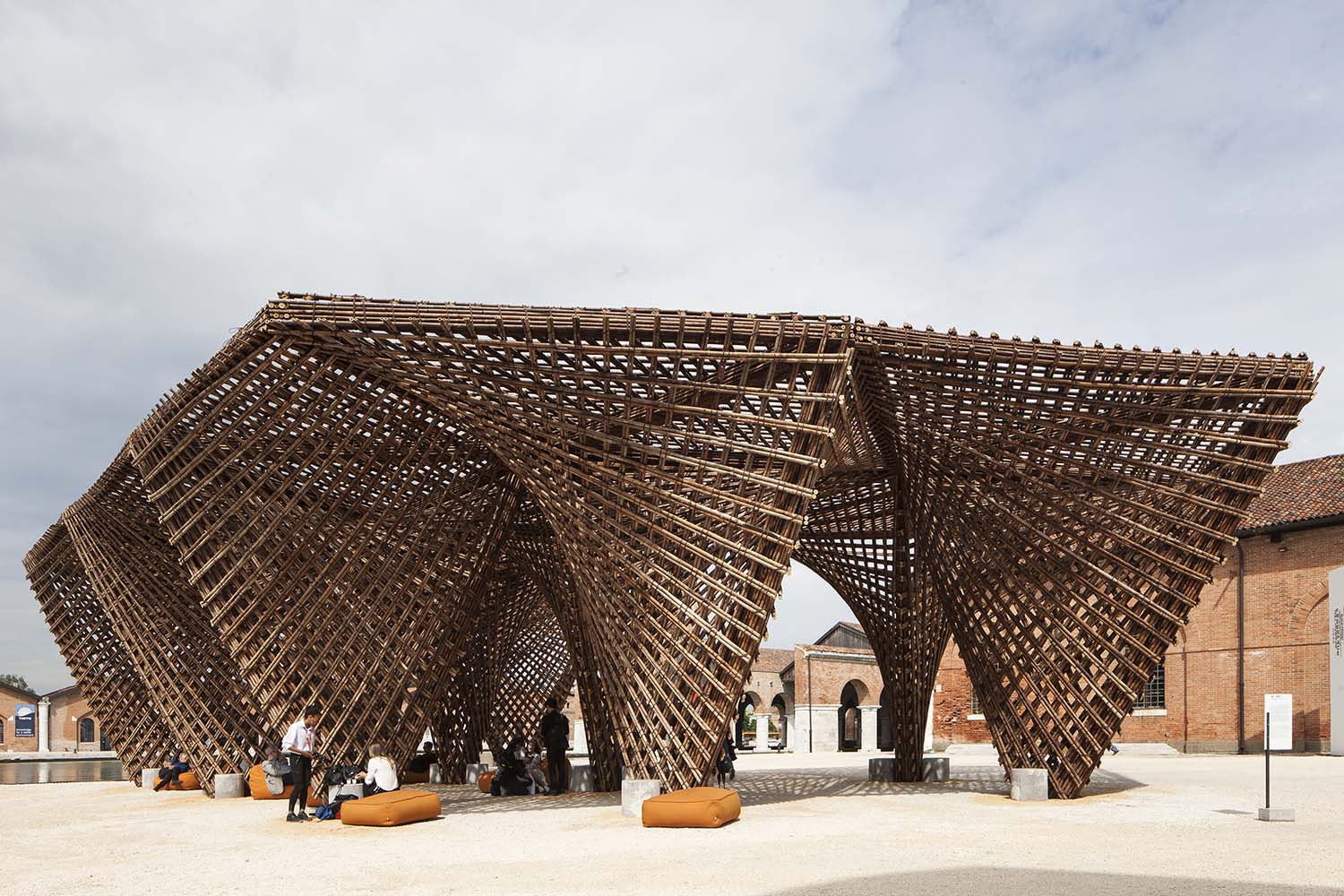 Bamboo Stalactite. Bienal de Arquitectura de Venecia 2018. Võ Trọng Nghĩa Architects. Arquitectura sostenible