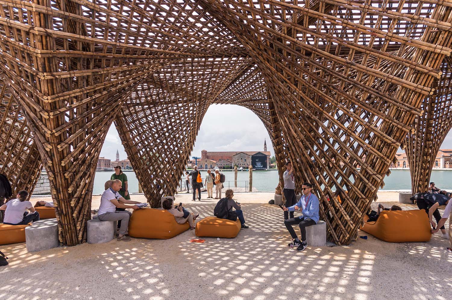 Bamboo Stalactite. Bienal de Arquitectura de Venecia 2018. Võ Trọng Nghĩa Architects. Arquitectura sostenible