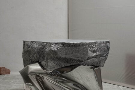 Alu Cast Polystyrene Crushed Console. Ben Storms. Diseño belga