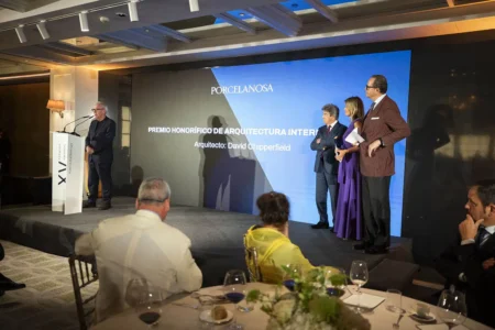 David Chipperfield recibiendo su galardón en los XV Premios Porcelanosa