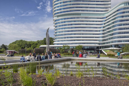 Education Executive Agency & Tax Offices. Groningen, Países Bajos. UNSTudio