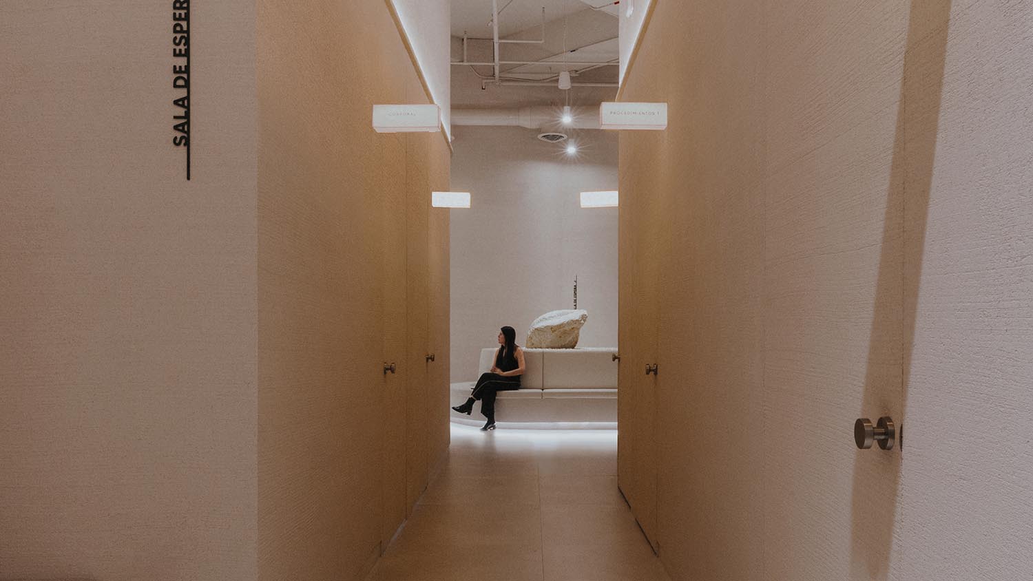 clínica dermatológica, Dra. Skin, John Hejduk