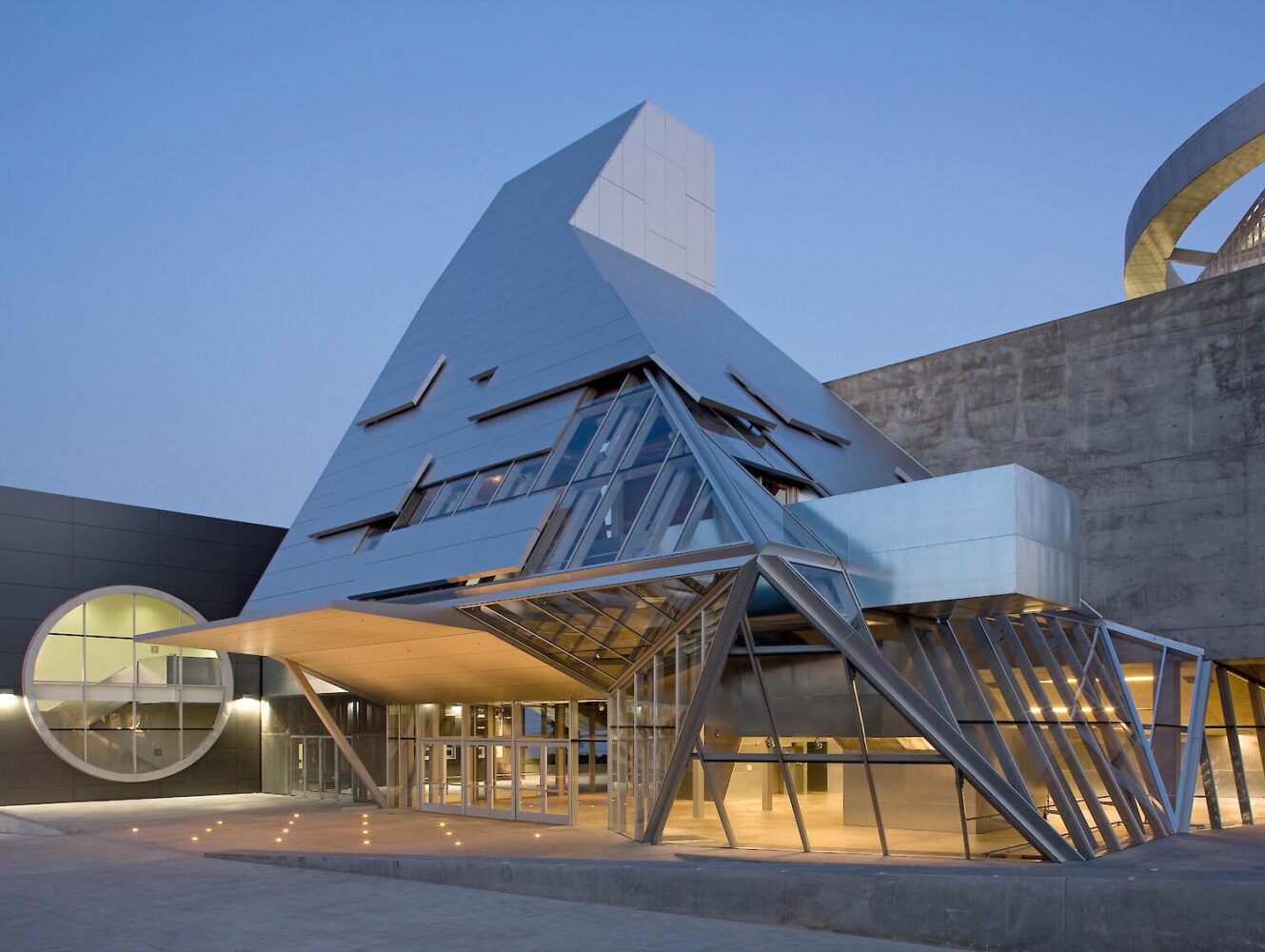 Instituto de Artes Visuales y Escénicas de Los Ángeles. Coop Himmelb(l)au