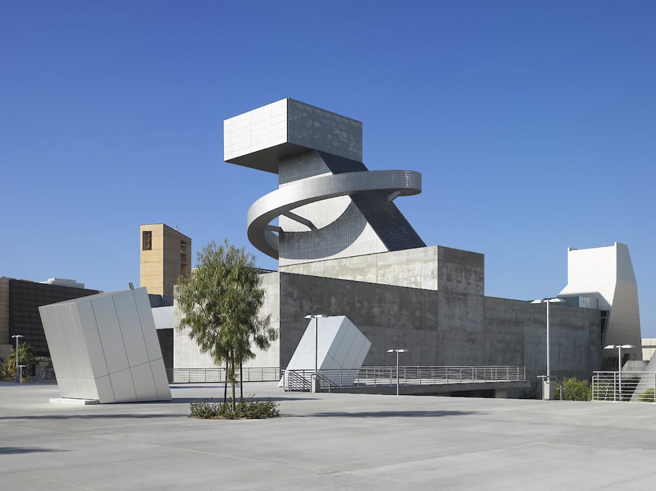 Instituto de Artes Visuales y Escénicas de Los Ángeles. Coop Himmelb(l)au