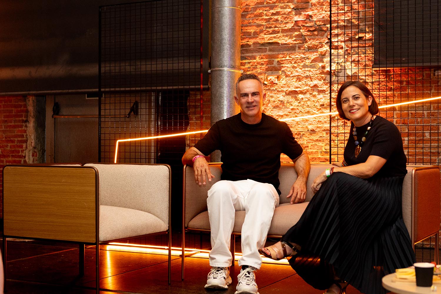 Ramón Esteve y Soledad Berbegal sentados en al colección Meetia de Ramón Esteve