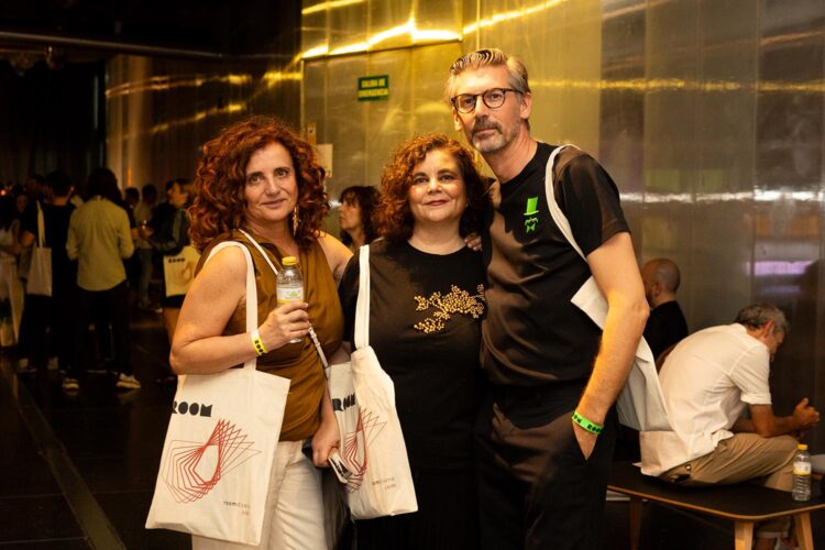 Raquel Arañón (Directora Mallorca Design Day), Mar Vera y José Manuel Ferrero (Estudi{H}ac) con el Welcome Pack de la fiesta II Premios ROOM Diseño