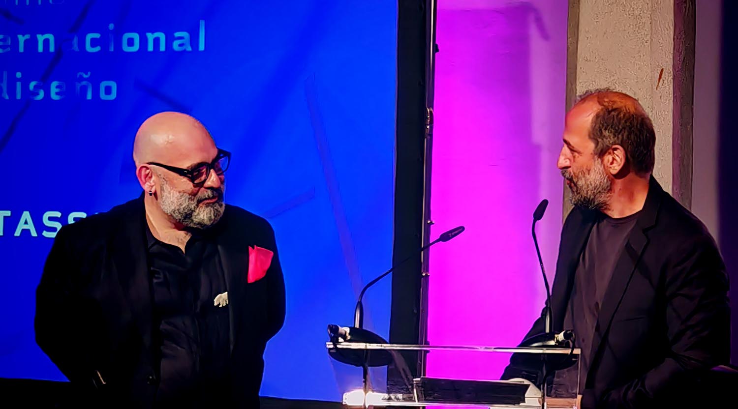 Michael Anastassiades recibe el Premio Internacional de Disñeod e las manod e Emerio Arena y Antonio Jesús LUna
