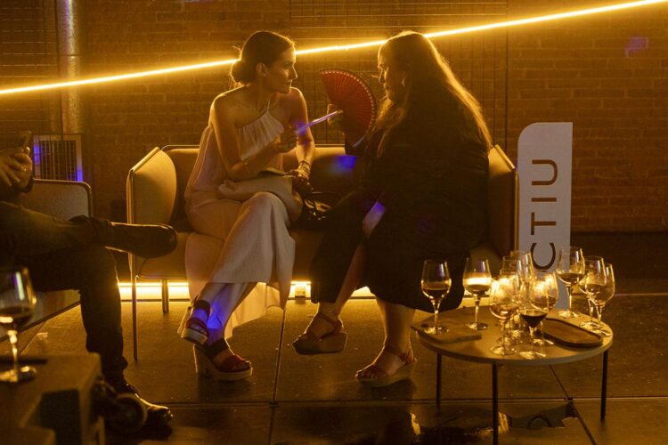 Dos invitadas charlan en la colección Meetia de Ramón Esteve para Actiu