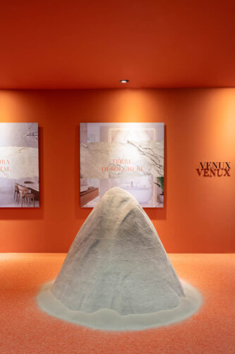 Stand de Venux en Cersaie 2024. Estudi{h}ac