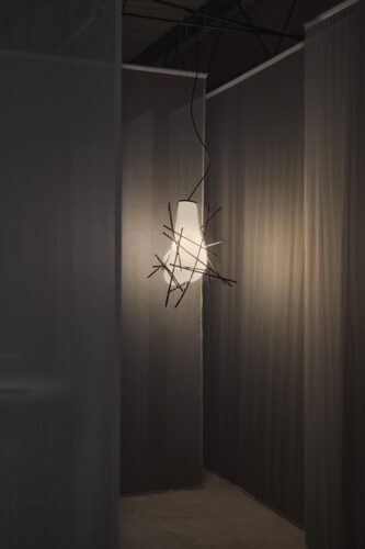 Sgraffito Chandelier. Analogia Project. Niliufar Gallery. Foto: © Alejandro Ramírez Orozco