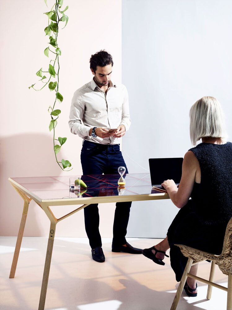 Current Table. Marjan van Aubel Studio. Foto: © Mitch Payne